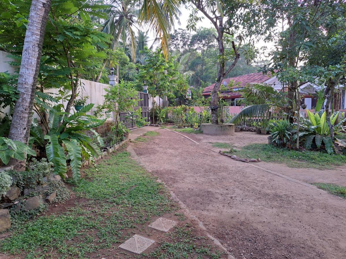 B & B Charm Dikwella Luaran gambar